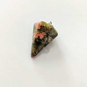 🏷️ NATURAL STONE CRYSTAL PENDULUM- green & tan